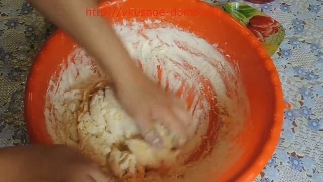 Сдобные лепешки из дрожжевого теста на основе сырых прессованных дрожжей жареные на сковороде
