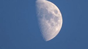 Hlášení a měsíc (Sony Cybershot DSC-HX400)