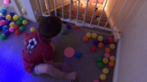 Макс и Ника играют с мячиками. Что было дальше