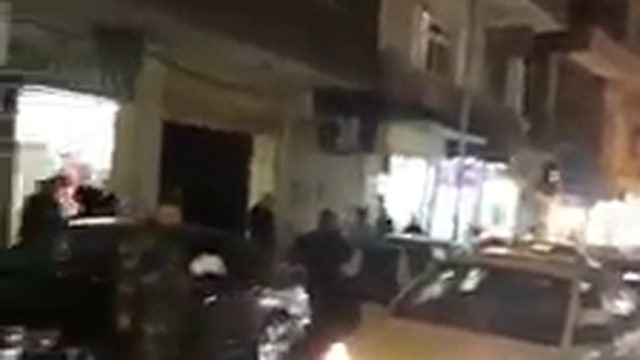 Distribution de bonbons dans le quartier d'Al Qassa à Damas pour célébrer la victoire de la Ghouta  