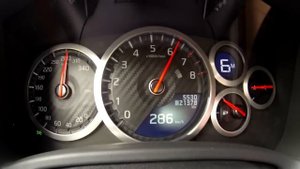 Nissan GT-R набирает максимальную скорость