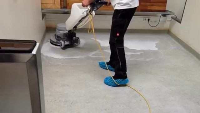 Tana - Curatarea pardoselii din PVC cu monodisc