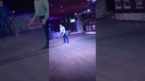 Вот так надо танцевать на корпоративе???????