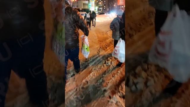 Лужа  образовалась на пешеходном переходе Мира-Маяковского в Сургуте