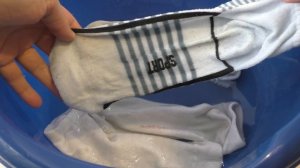 ПРОСТОЙ СПОСОБ сделать носки БЕЛОСНЕЖНЫМИ / КАК УДАЛИТЬ ПЯТНА С БЕЛЫХ ВЕЩЕЙ /