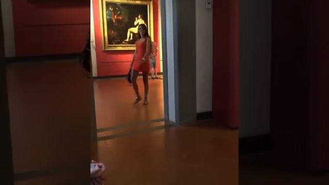 Russian girls in Uffizi museum. Florence. Русские девчонки в музее Уффици. Флоренция. Италия. ??