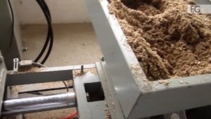 Пресс для производства шашек для поддонов с автоматическими торцовочными пилами