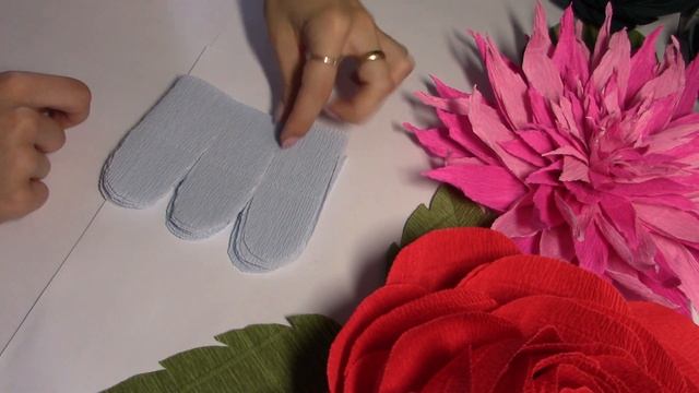 Как сделать большие настенные цветы для фотозоны из гофрированной бумаги. Часть 2 смотреть онлайн