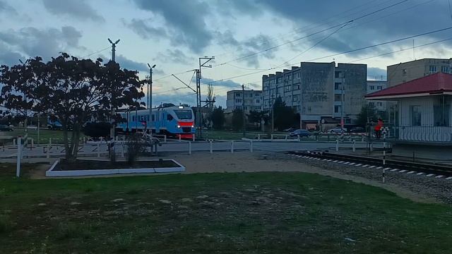 ЭП2Д-0111 с сообщением Евпатория-Севастополь следует по перегону Курорт-Товарная. смотреть онлайн