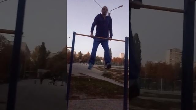 Подтягивания способом "выход на две" смотреть онлайн