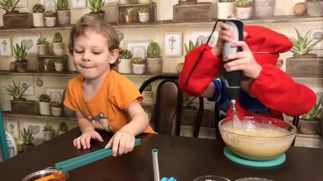 Супер Каспар готовит шоколадно-банановые маффины с ананасом и сгущёнкой. Что приготовить на десерт? смотреть онлайн