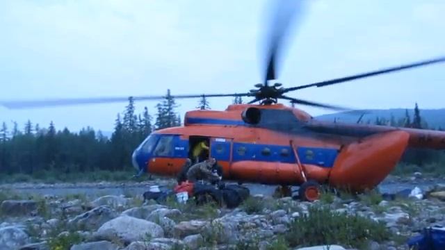 Разгрузка вертолета на косе. Экспедиция клуба "Дикий Север". Август 2013г. Приполярный Урал. смотреть онлайн