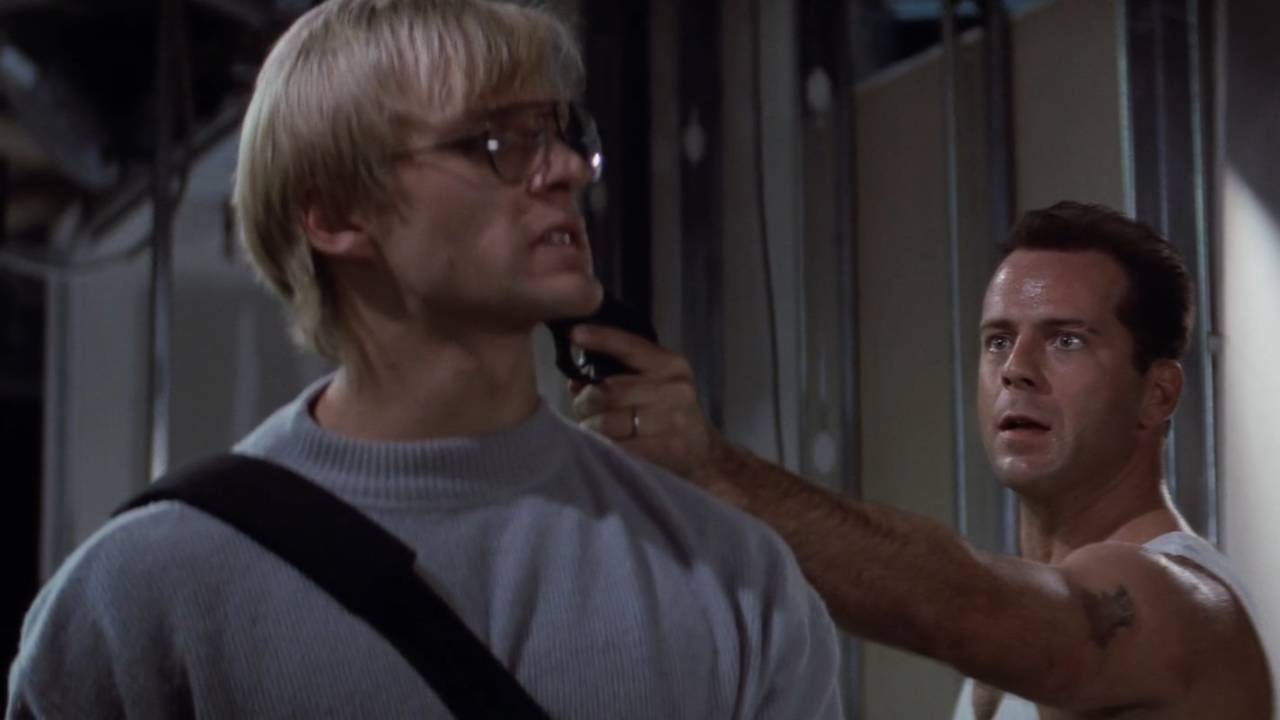 крепкий орешек 1 кадры. брюс уиллис маклейн. крепкий орешек 1 в каком году вышел.