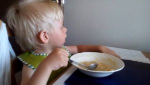 Мы сами кушаем кашу | 2 года | Женя молодец!!!!!!!