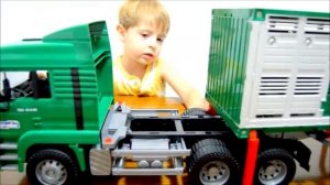 Брудер грузовик MAN для перевозки животных с быком #02749 Bruder Toys Transportation Truck