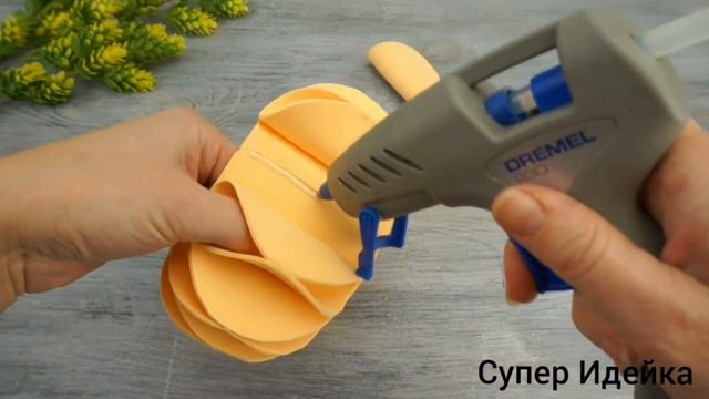 Из фоамирана сделала оригинальные вазы своими руками