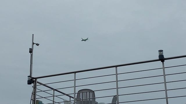 Сочи. Адлер. Взлет самолета. Вид из гостиницы смотреть онлайн