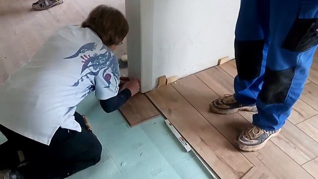 Inge und Herrmann verlegen Laminat in der Küche vom 28.04.2018 смотреть онлайн