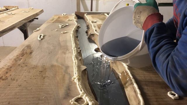 Сочные слэбы из ореха заливаем эпоксидной смолой. Стол река