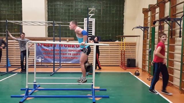 26 отжиманий на брусьях +50кг\26 dips with 50kg смотреть онлайн