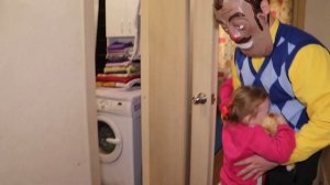 Алина и София играют в прятки с Привет Соседом дома в реальной жизни! Что хочет Привет Сосед?