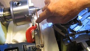 Как УМЕНЬШИТЬ БИЕНИЕ вращающегося ЦЕНТРА с помощью ДВУХ БОРМАШИНОК