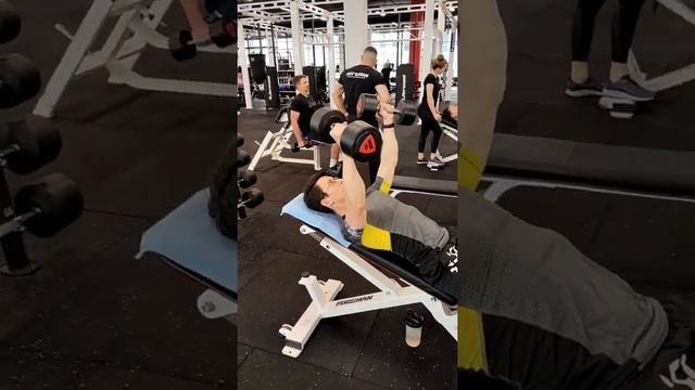 Сведения рук с гантелями на наклонной скамье ? смотреть онлайн