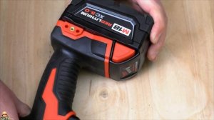 АКБ Dewalt болтаются! Что делать?
