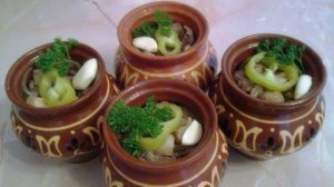Мясо в горшочках с тестом
