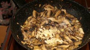 Картофельный гратен с грибами под соусом бешамель и сырной корочкой!