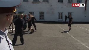 Тренер ФК  “Чита “ научил футбольным секретам заключенных колонии №5