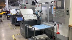 Автоматизация ЧПУ. Коботы работают вместе с 4 станками HAAS.