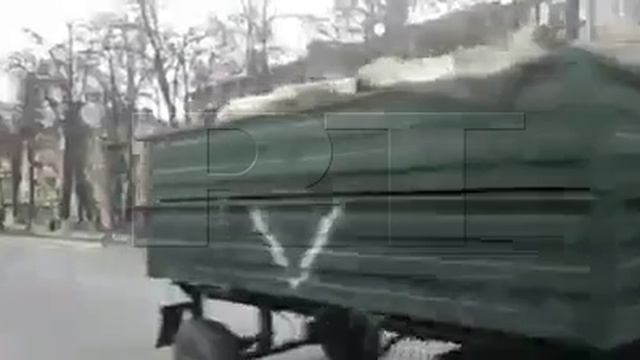 В Железногорске Курской области жители провожают колонну российских военных.