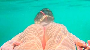 ASMR красивая девушка одна на пляже и ныряет