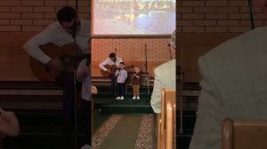 /видео с детьми/ Птичка села на окошко /ХРИСТИАНСКОЕ ДЕТСКОЕ ПЕНИЕ/? /Альберт&Рувим О./