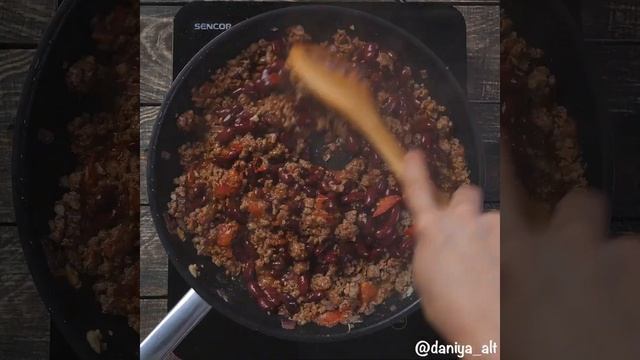 Начос с соусом из фарша и фасоли | Рецепт мексиканской закуски