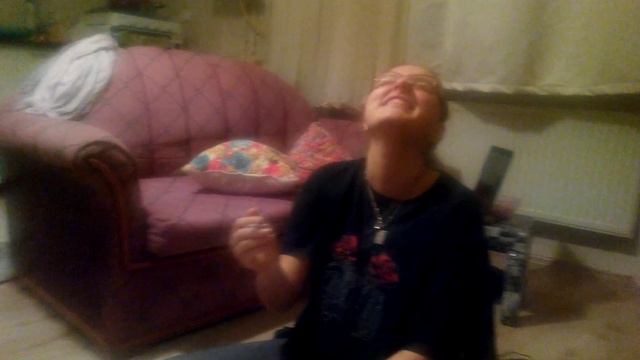 Девушка впервые курит сигарету и выдает такое ... смотреть онлайн