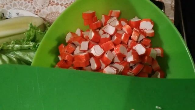 ТОП 5 САЛАТОВ И ЗАКУСОК НА ПРАЗДНИК. САЛАТ СОЧНЫЙ С КРАБОВЫМИ смотреть онлайн