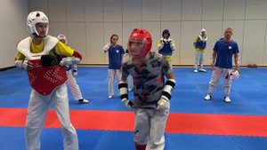 Тренировка дефтхэквондо, силовые удары в жилет.