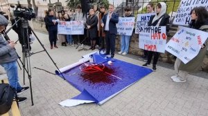 [ Альбом ]
?? В Кишиневе прошел антивоенный перформанс против НАТО. 

Флаг НАТО порвал и облили си