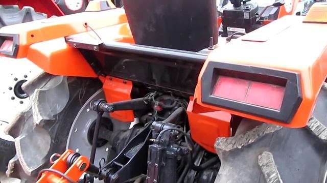 Японский мини трактор KUBOTA L1 225D смотреть онлайн