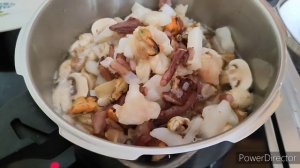 С основой TOM YUM суп готовить несколько минут . Подаю в советской посуде ТОМ ЯМ.