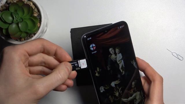 Как установить SIM или SD карту в Motorola G50 / Как извлечь SIM или SD карту из Motorola G50 смотреть онлайн