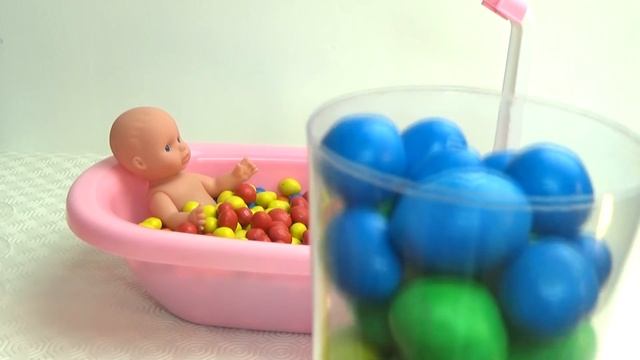 Купаем Куклу пупсика в m&ms РАЗВИВАЮЩЕЕ ВИДЕО ДЛЯ ДЕТЕЙ Обучающие БАБУШКИНЫ СКАЗКИ Детский канал смотреть онлайн