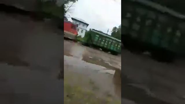 поезд плывет по рельсам затопило прям смотреть онлайн