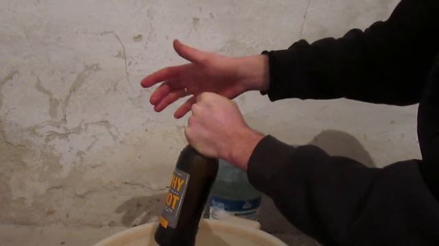 как разбить бутылку рукой смотреть онлайн