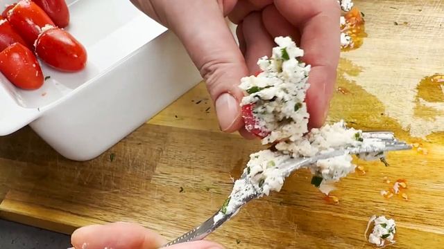 Помидоры фаршированные сыром фета в масле