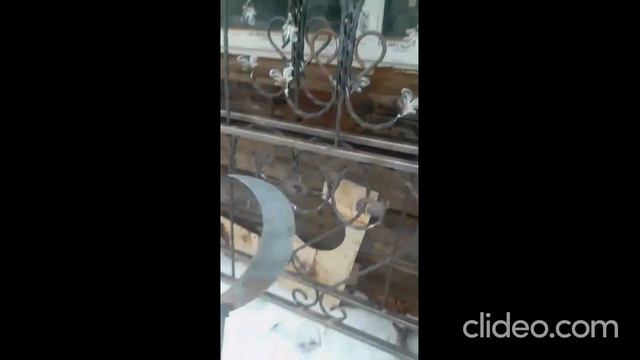 корзинка декоративная с полумесяцем на ножке (небольшое дополнение к оградке)