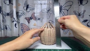 Плетеный чайник из бумажной лозы