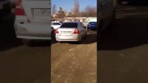 Пьяные бабы бьют машины